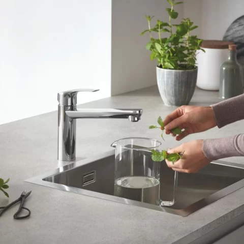 Baterie bucatarie mobocomanda Grohe Eurosmart cu pipa medie crom lucios